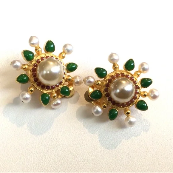 VTG METROPOLITAN MUSEUM MMA Gold Tone Faux Pearl Green Red Enamel Earrings - Picture 6 of 6